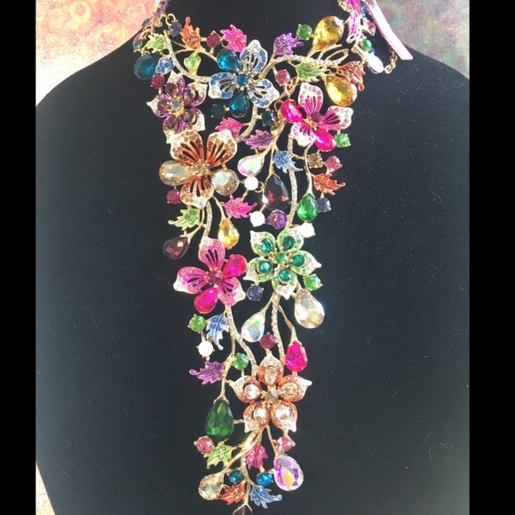 Christian Siriano Jewelry - NWT Floral Rhinestone Necklace Christian Siriano